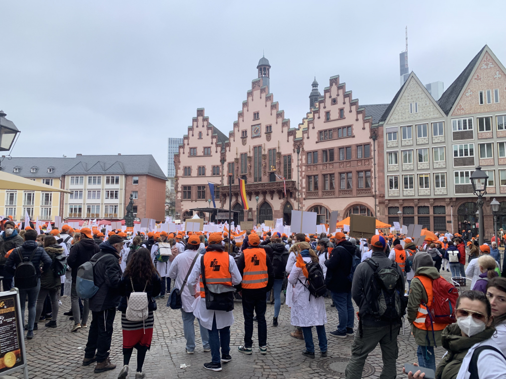 Foto: Symbolbild: Bereits im April 2022 streikten Ärztinnen und Ärzte auf dem Frankfurter Römerberg für bessere Arbeitsbedingungen © red Foto: Symbolbild: Bereits im April 2022 streikten Ärztinnen und Ärzte auf dem Frankfurter Römerberg für bessere Arbeitsbedingungen © red