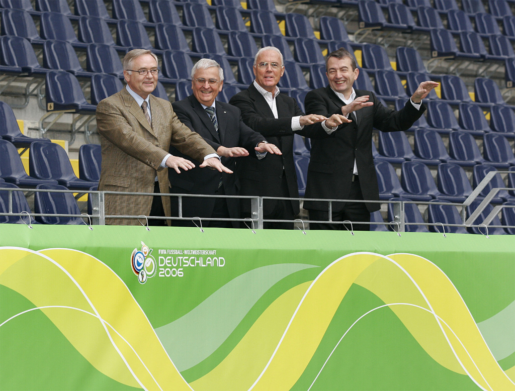 Foto: (v.l.n.r.) Horst R. Schmidt, Theo Zwanziger, Franz Beckenbauer und Wolfgang Niersbach © picture-alliance/ dpa/dpaweb | Ok_Fifa_WM_2006_/_Kunz