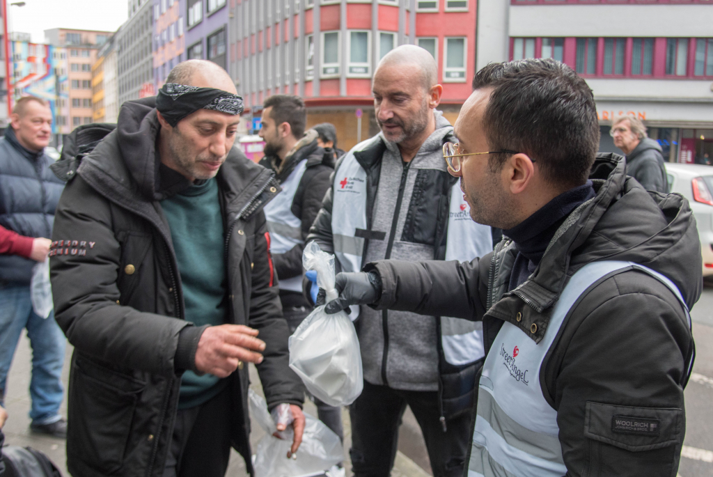 Foto: Die Initiative Street Angel verteilt Essen im Bahnhofsviertel © Bernd Kammerer