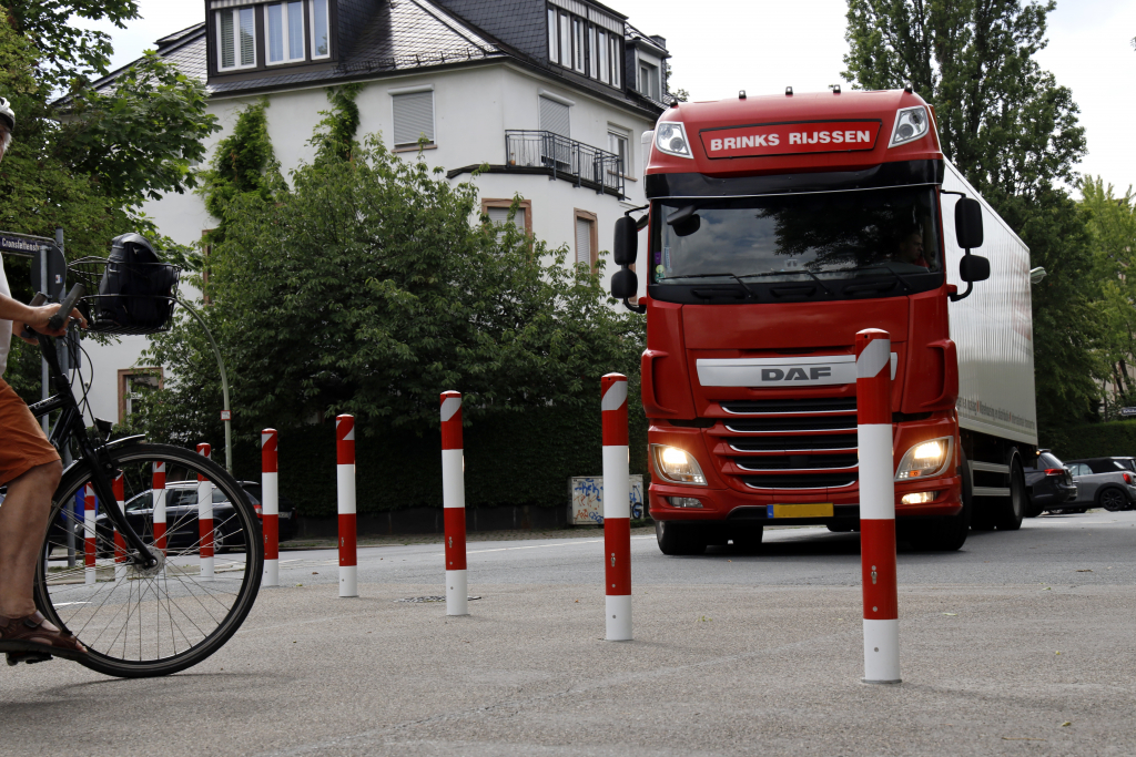 Foto: Die Poller auf der Cronstettenstraße sind laut VCD leicht zu umfahren © Harald Schröder (bearbeitet) Foto: Die Poller auf der Cronstettenstraße sind laut VCD leicht zu umfahren © Harald Schröder (bearbeitet)