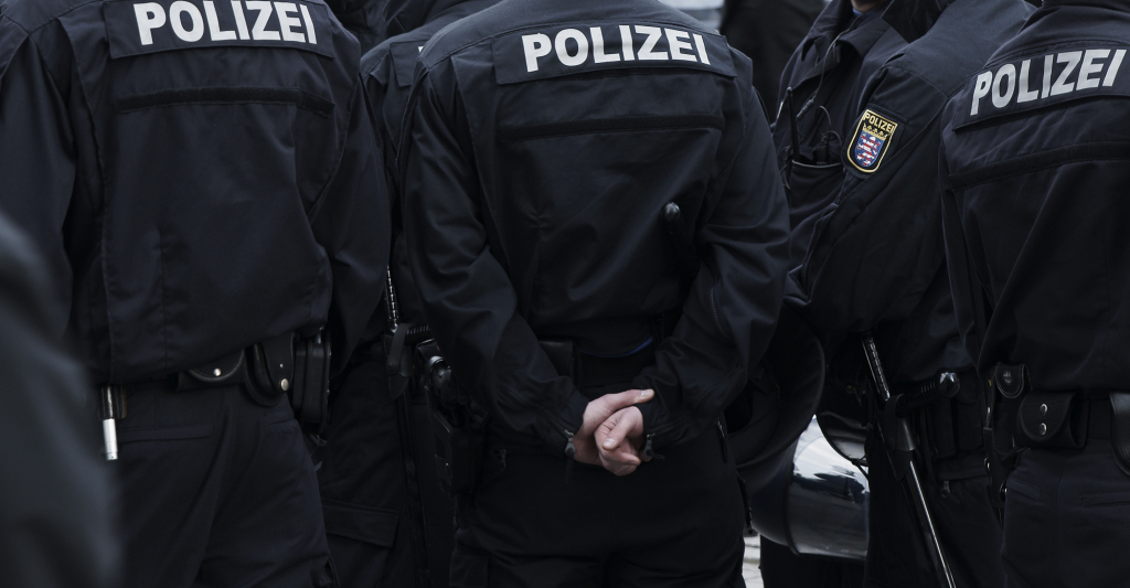 Foto: Der Frankfurter Polizei wird vorgeworfen, maßlos eine junge Pressesprecherin zu beobachten und zu kontrollieren © AdobeStock/christophe papke