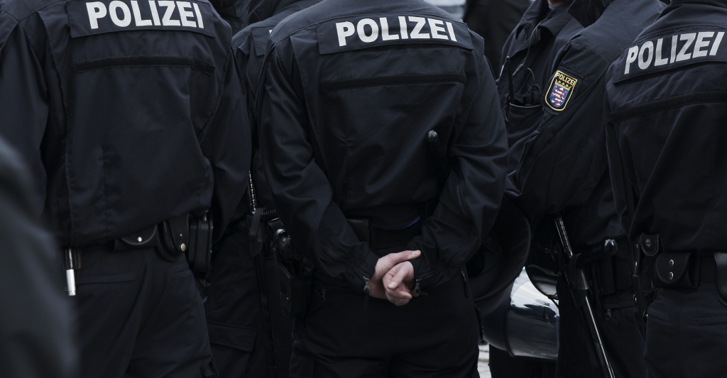 Foto: Der Frankfurter Polizei wird vorgeworfen, maßlos eine junge Pressesprecherin zu beobachten und zu kontrollieren © AdobeStock/christophe papke Foto: Der Frankfurter Polizei wird vorgeworfen, maßlos eine junge Pressesprecherin zu beobachten und zu kontrollieren © AdobeStock/christophe papke
