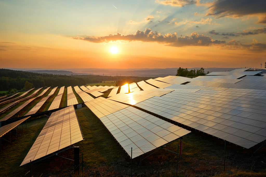 Foto: Symbolfoto von einem Solarpark © Adobe Stock/am