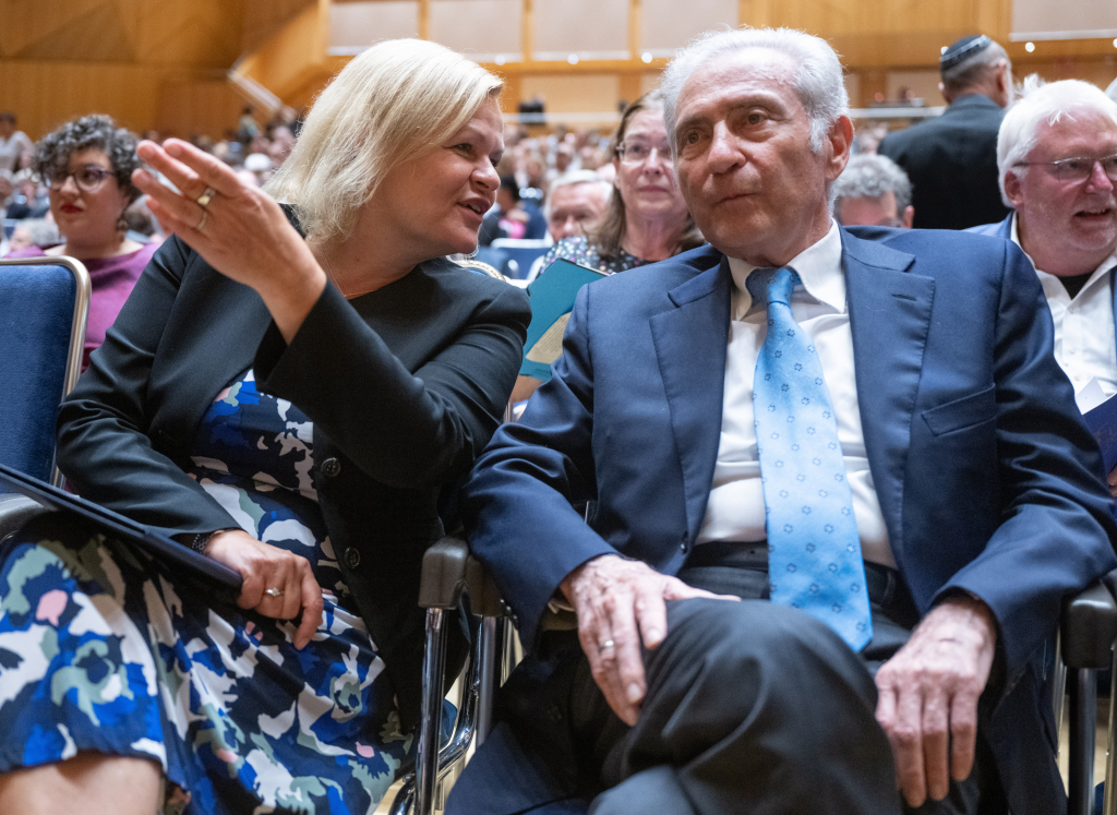 Foto: Bundesinnenministerin Nancy Faeser (l, SPD) sitzt neben Salomon Korn, Vorstandsvorsitzender der Jüdischen Gemeinde Frankfurt © picture alliance/dpa | Boris Roessler