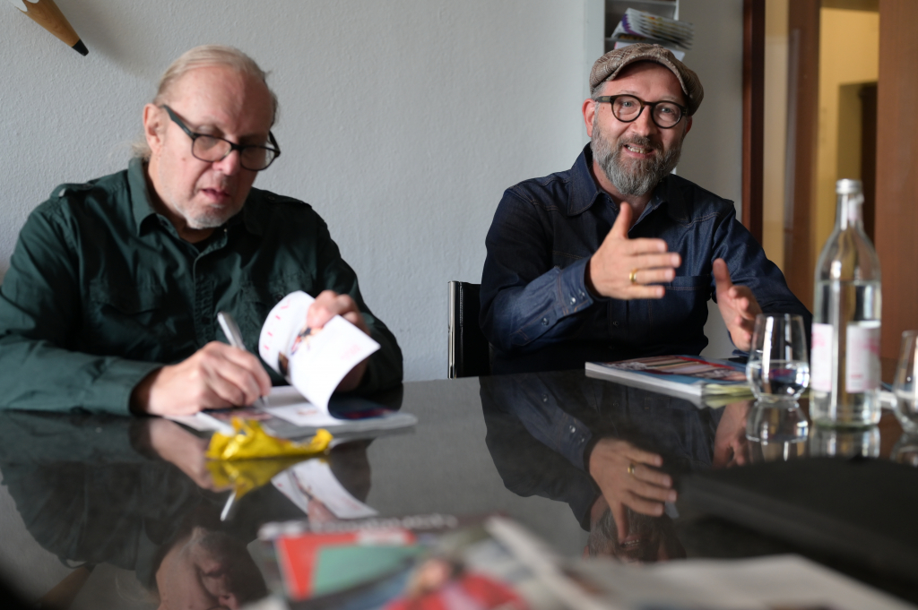 Foto: Musikredakteur Detlef Kinsler und Gregor Praml (rechts), bald neuer Geschäftsführer der Romanfabrik © Dirk Ostermeier Foto: Musikredakteur Detlef Kinsler und Gregor Praml (rechts), bald neuer Geschäftsführer der Romanfabrik © Dirk Ostermeier