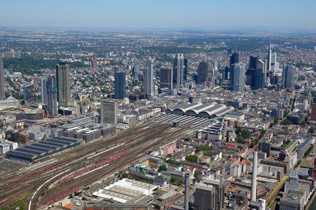 Foto: Der Fernbahntunnel soll das hohe Zugaufkommen am Frankfurter Hauptbahnhof entlasten © Adobe Stock/Fotolyse Foto: Der Fernbahntunnel soll das hohe Zugaufkommen am Frankfurter Hauptbahnhof entlasten © Adobe Stock/Fotolyse