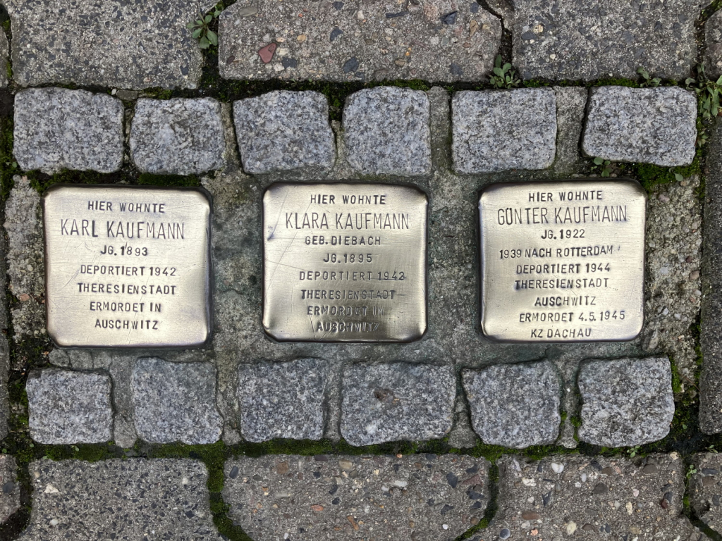 Foto: Hier im Oberweg 4 wurden 2003 die ersten drei Stolpersteine in Frankfurt verlegt © Initiative Stolpersteine Frankfurt Foto: Hier im Oberweg 4 wurden 2003 die ersten drei Stolpersteine in Frankfurt verlegt © Initiative Stolpersteine Frankfurt