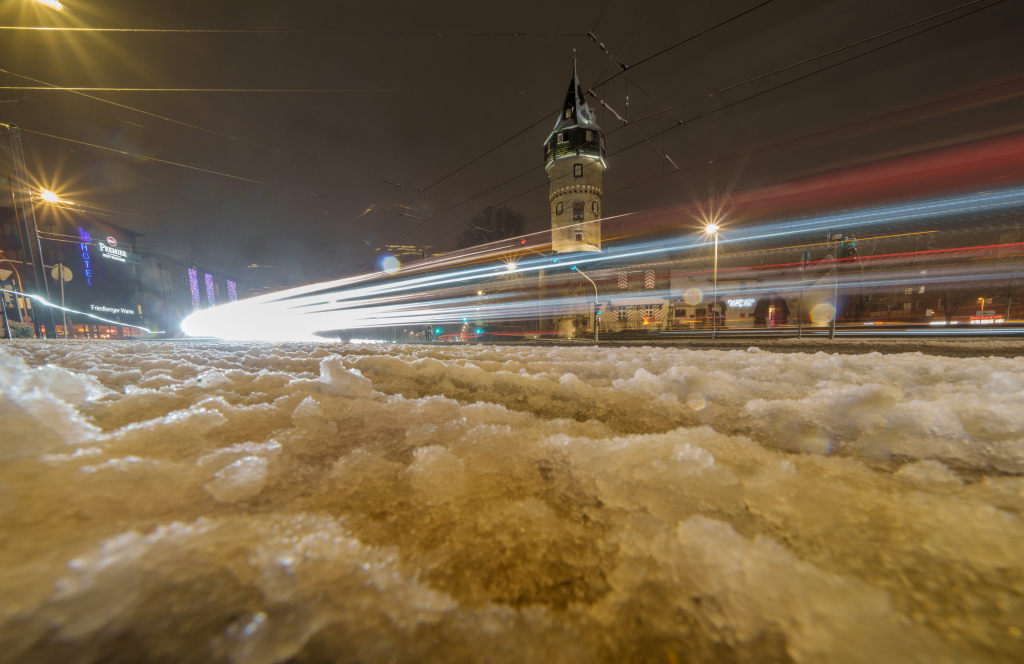 Foto: Schneetreiben an der Friedberger Warte @picture alliance/dpa | Andreas Arnold
