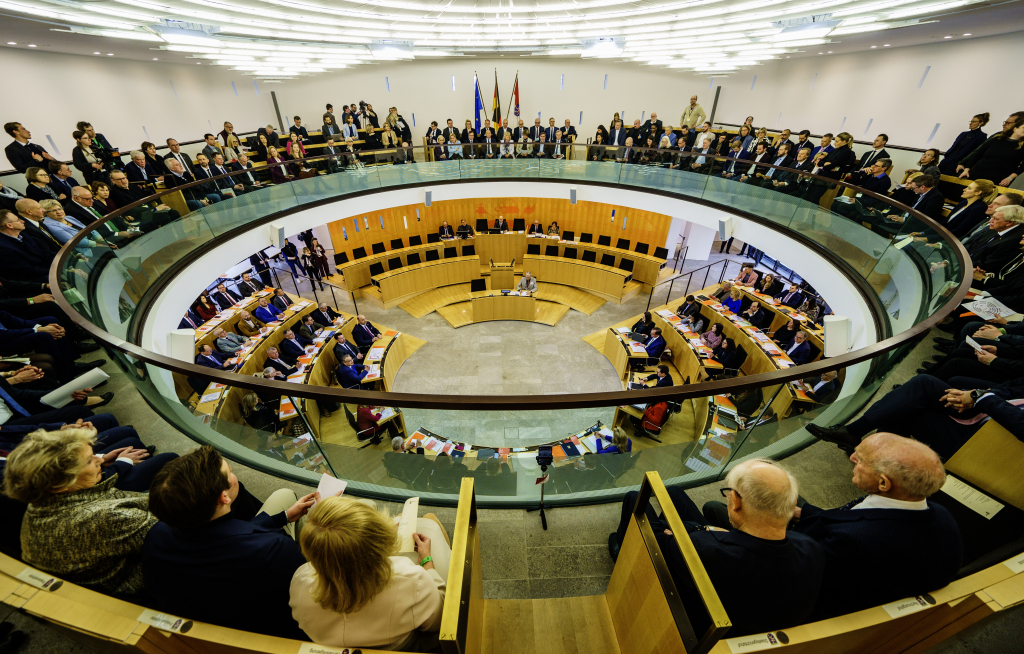 Foto: Der hessische Landtag in Wiesbaden. @picture alliance/dpa | Andreas Arnold