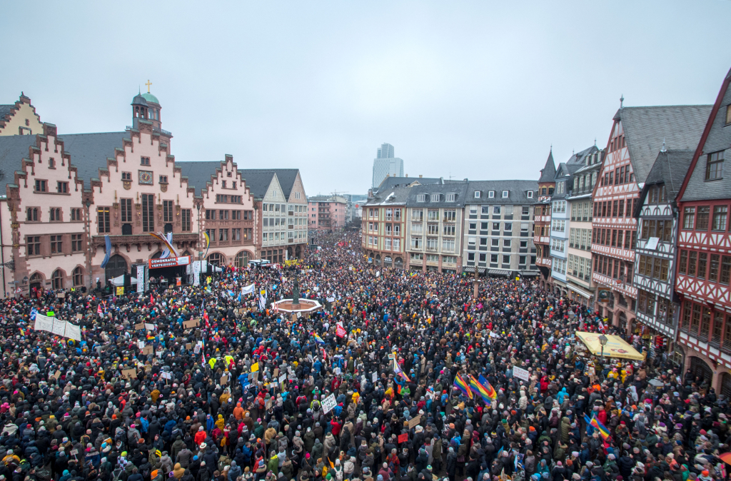 Foto: 40 000 Menschen waren bei der Demo in Frankfurt dabei © Bernd Kammerer