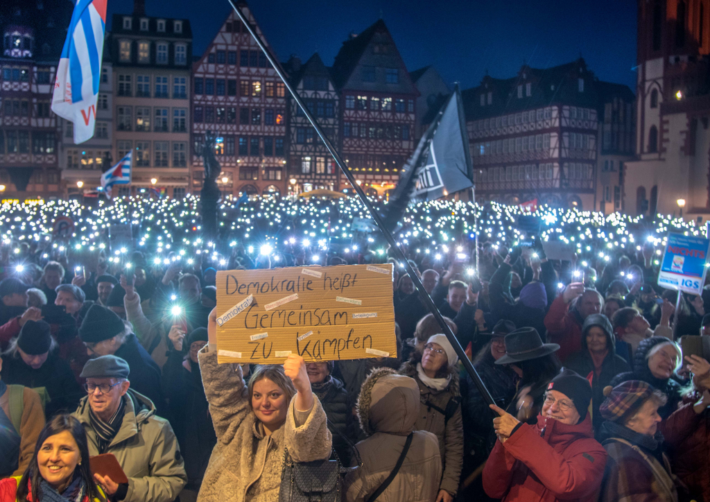Foto: 19 000 Menschen und fast genauso viele Handytaschenlampen waren am Montagabend dabei © Bernd Kammerer