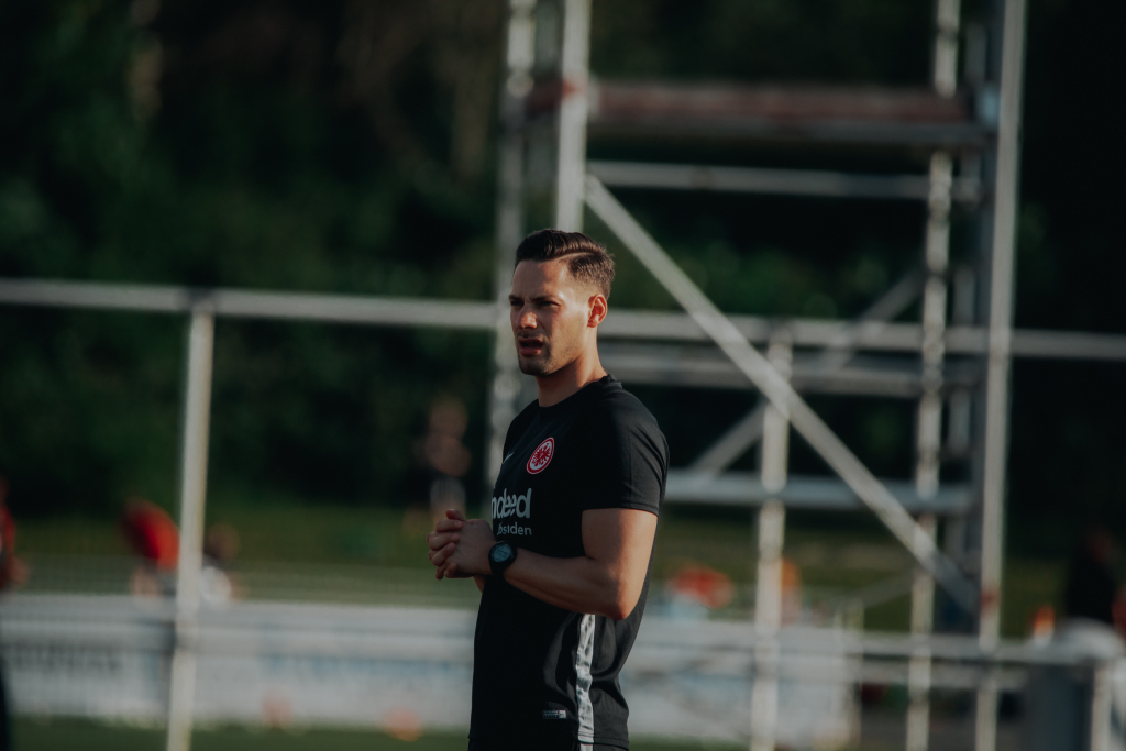 Journal Frankfurt News Trauer um Helge Rasche Eintracht Coach stirbt bei Verkehrsunfall Nachruf