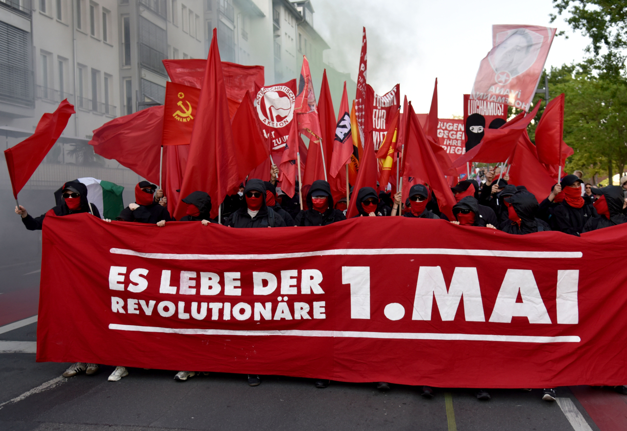 Tausende-bei-Revolution-rer-Erster-Mai-Demo