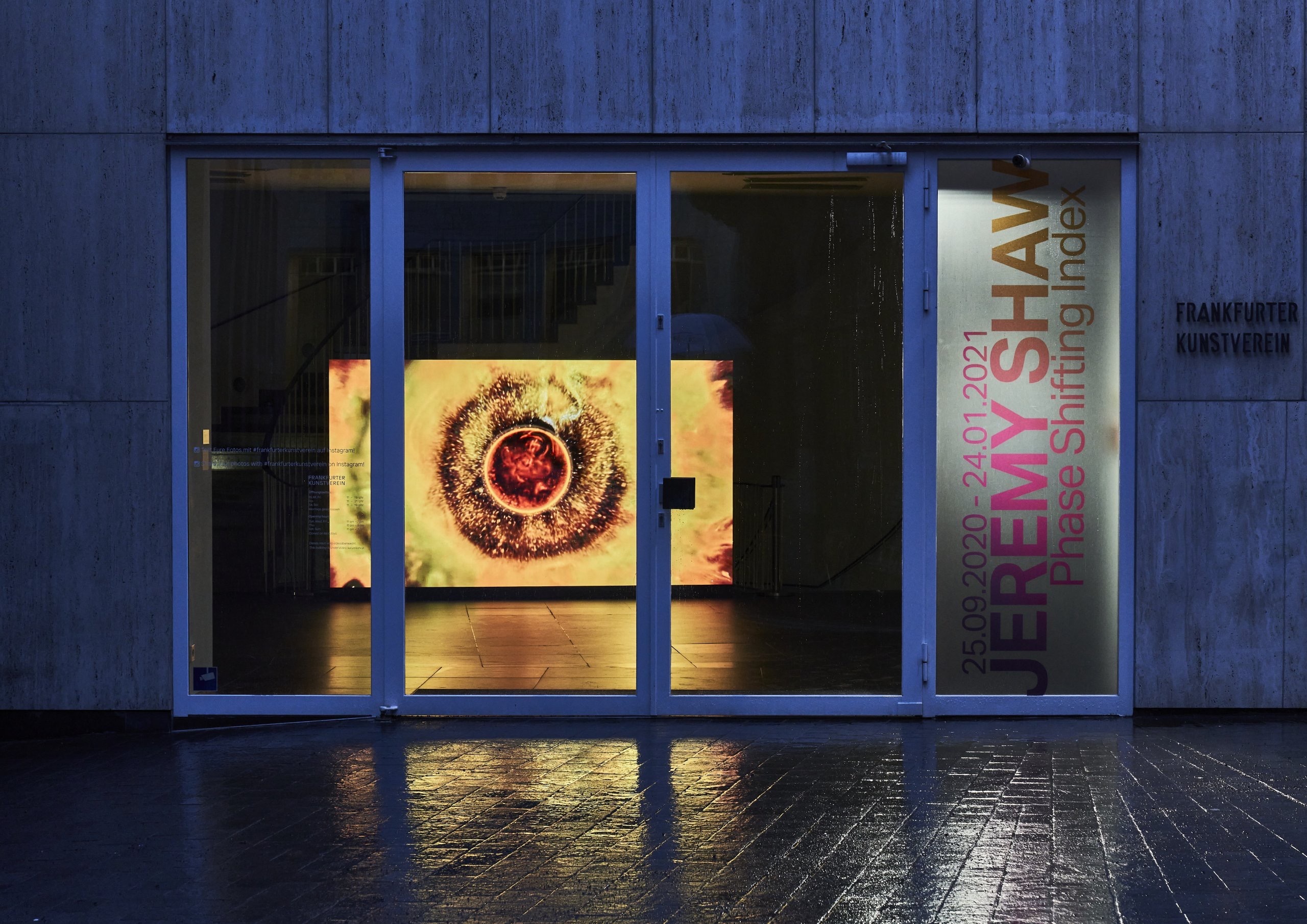 Außenansicht Frankfurter Kunstverein 2021 mit “This Transition Will Never End” (2008-ongoing) von Jeremy Shaw, Credit: © Frankfurter Kunstverein 