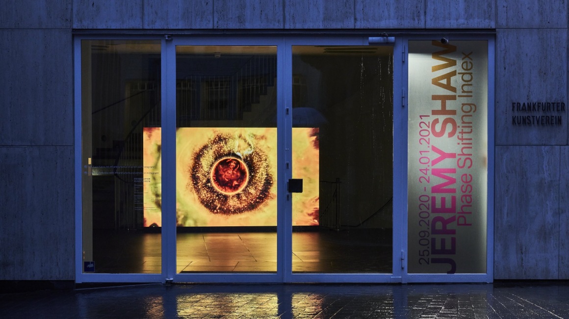 Außenansicht Frankfurter Kunstverein 2021 mit “This Transition Will Never End” (2008-ongoing) von Jeremy Shaw; Foto: Frankfurter Kunstverein 