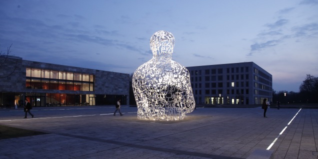 Die acht Meter hohe Skulptur „Body of Knowledge“ vor dem Hörsaalzentrum, Credit: © Uwe Dettmar/Goethe-Universität