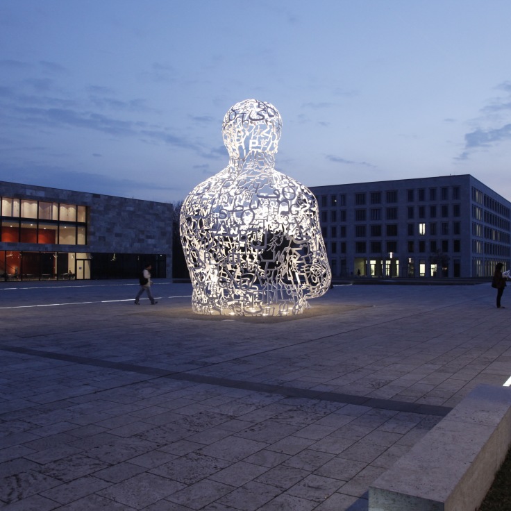 Die acht Meter hohe Skulptur „Body of Knowledge“ vor dem Hörsaalzentrum, Credit: © Uwe Dettmar/Goethe-Universität