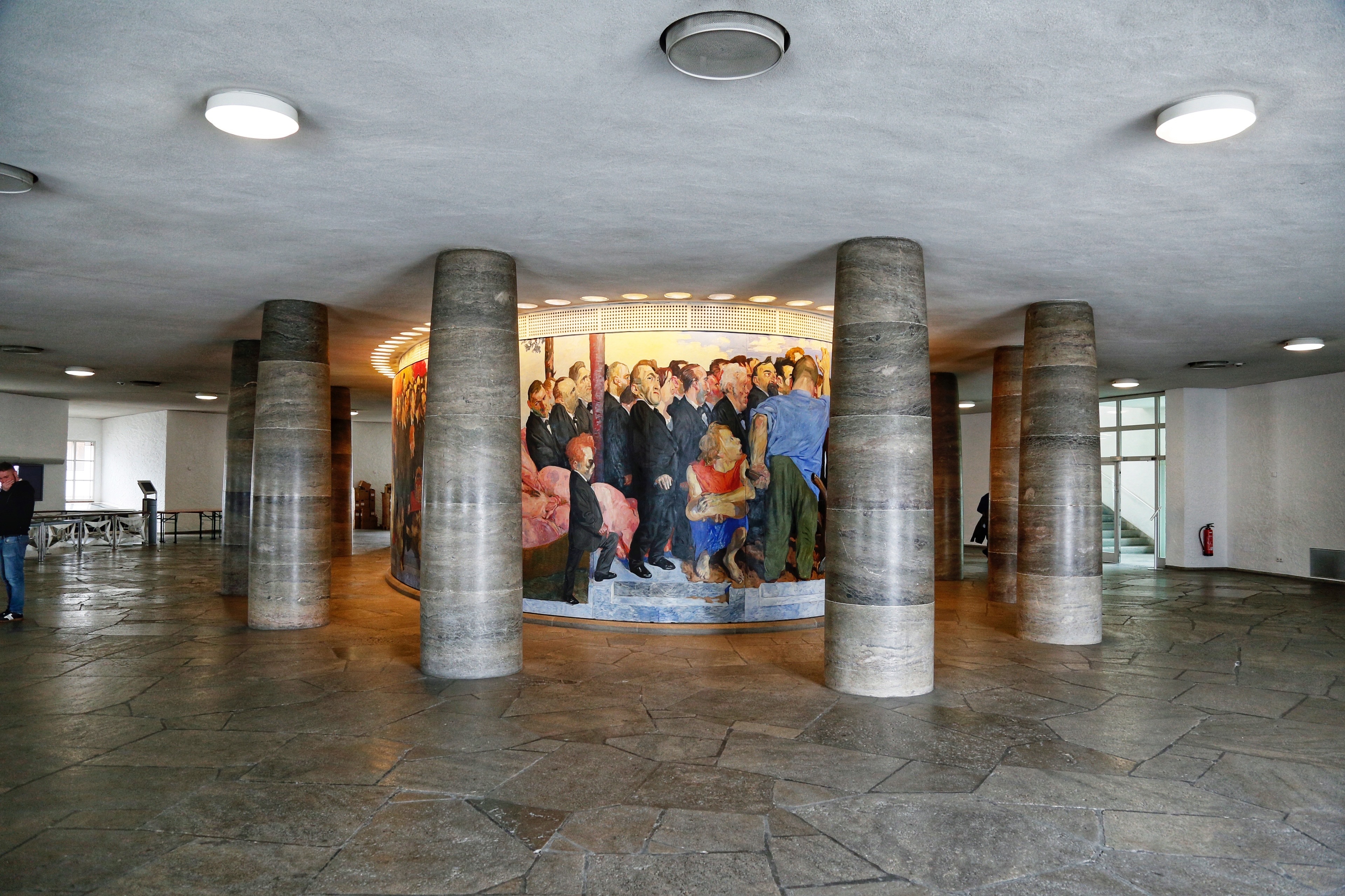 Das Wandgemälde „Zug der Volksvertreter“ stammt von Johannes Grützke, Credit: © Stadt Frankfurt/Jan Hassenpflug