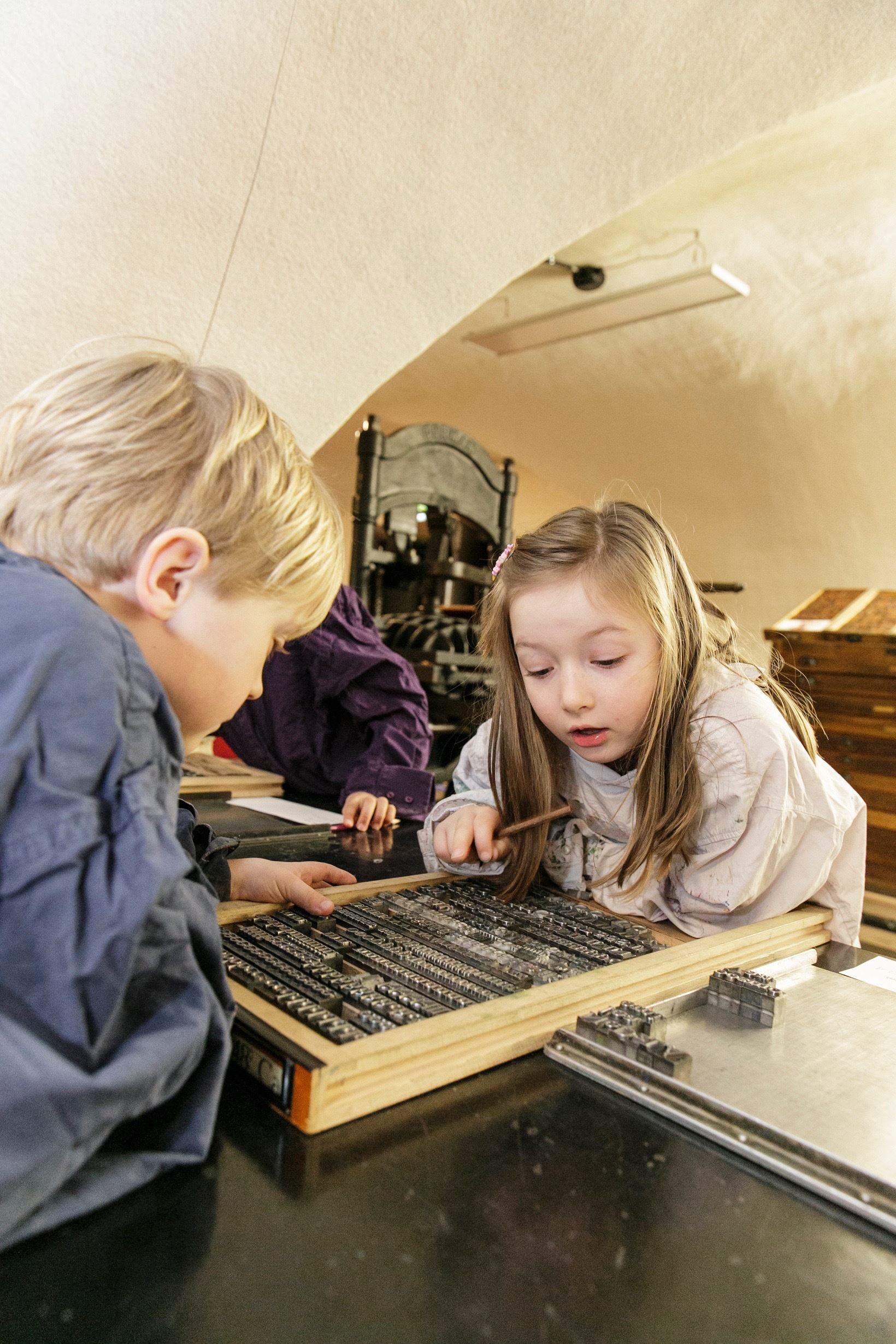 In der Druckwerkstatt stehen Satz und Druck in traditioneller Technik im Fokus. Farbe und Papier lassen Unikate entstehen., Credit: © Junges Museum Frankfurt/Stefanie Kösling