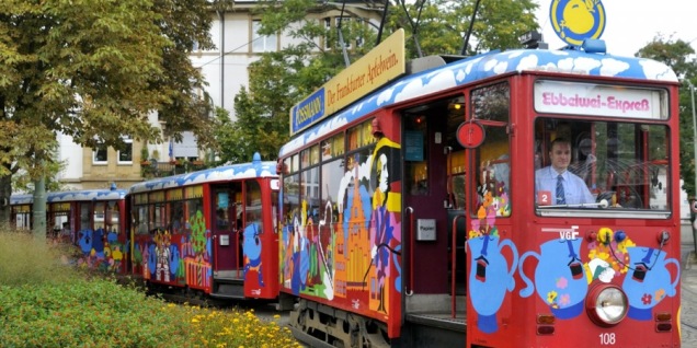 Straßenbahn als fahrende Apfelweinkneipe , Credit: © #visitfrankfurt, Holger Ullmann