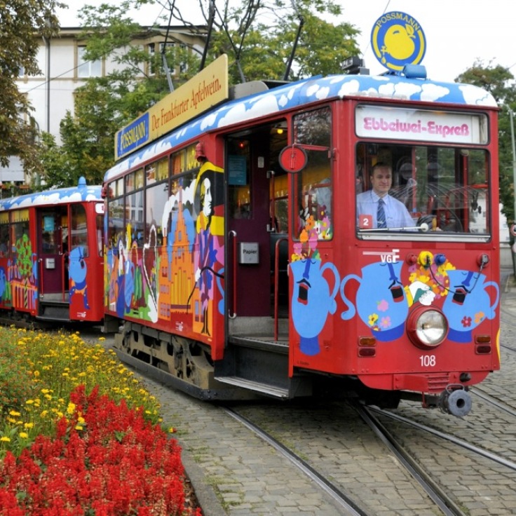 Straßenbahn als fahrende Apfelweinkneipe , Credit: © #visitfrankfurt, Holger Ullmann