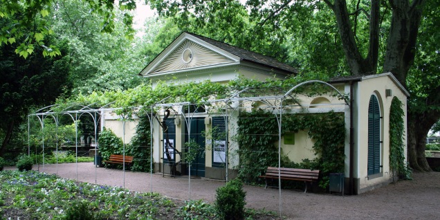 Der klassizistische Pavillon befindet sich in der Bockenheimer Anlage, Credit: © Wikipedia/A. Köhler; BY-SA 3.0