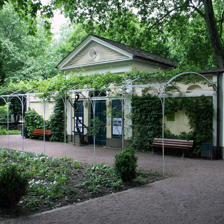 Der klassizistische Pavillon befindet sich in der Bockenheimer Anlage, Credit: © Wikipedia/A. Köhler; BY-SA 3.0