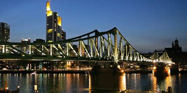 Die Fußgängerbrücke bei Nacht , Credit: © Harald Schröder