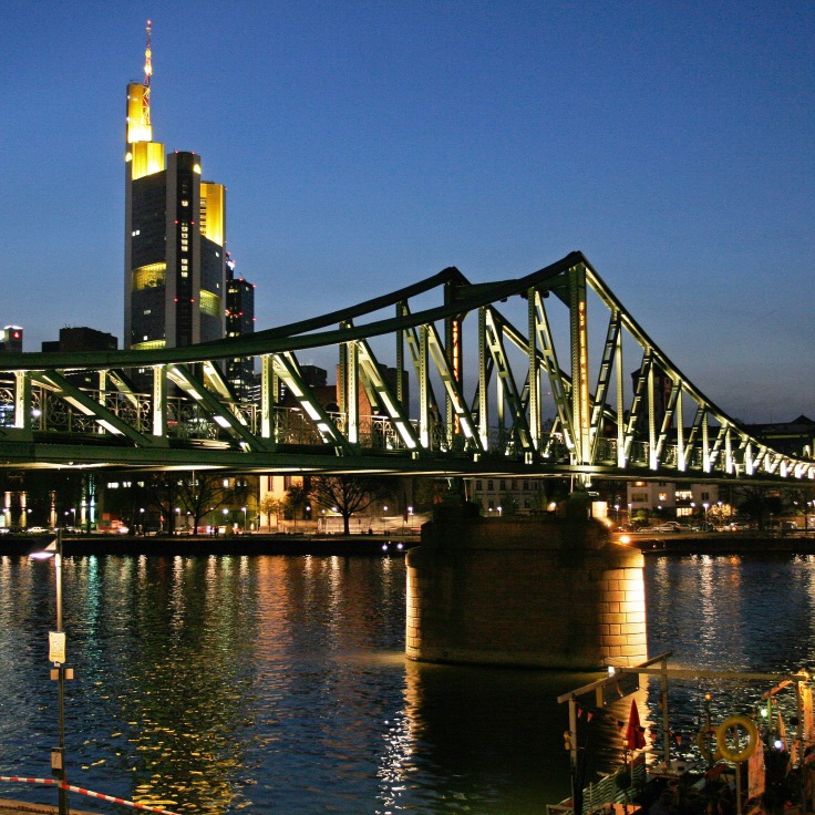 Die Fußgängerbrücke bei Nacht , Credit: © Harald Schröder