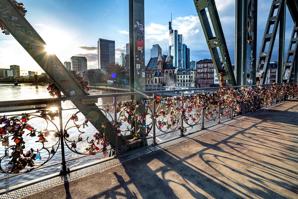 Tausende Liebesschlösser zieren die Geländer., Credit: © AdobeStock/helmutvogler