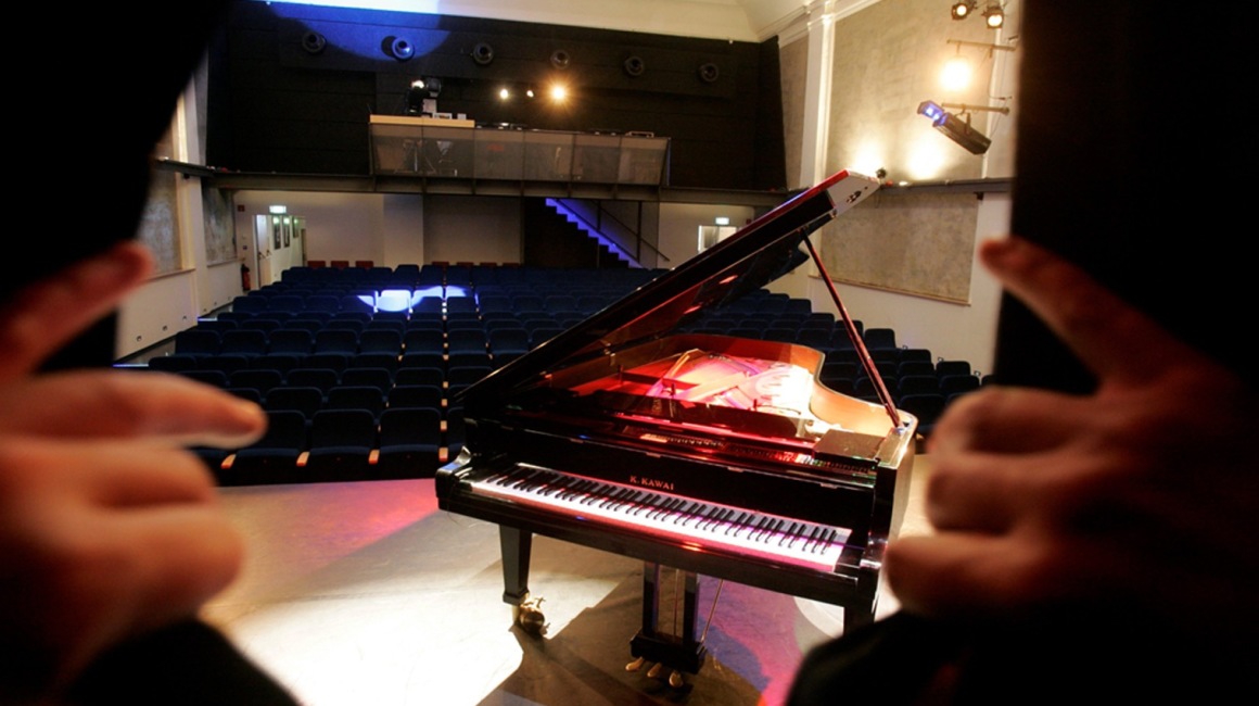 ..und auf den Saal; Foto: Neues Theater Höchst