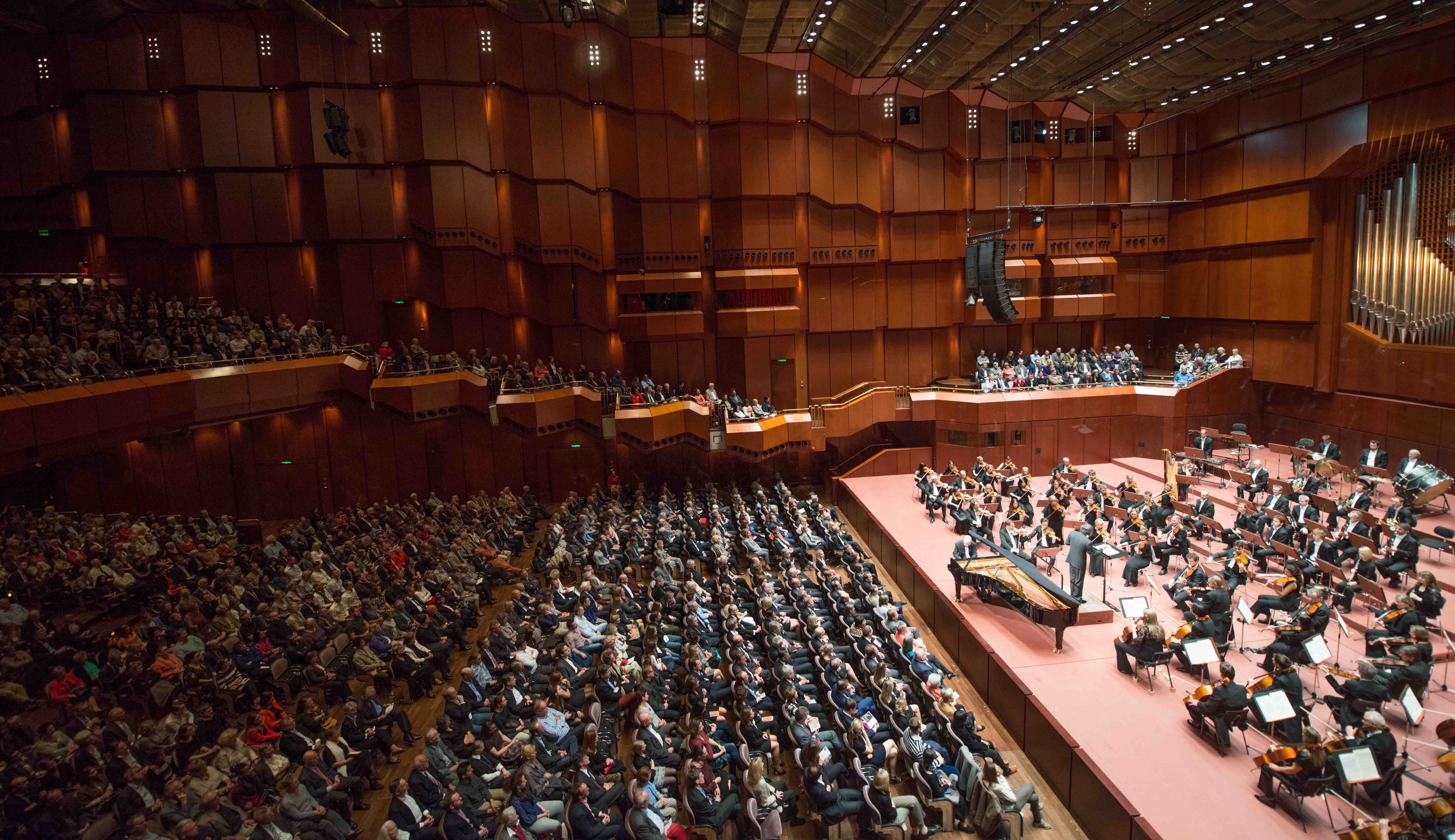 Dank der Mahagonievertäfelung ist die Akustik auf allen vier Ebenen des Großen Saals von gleicher Qualität., Credit: © Tibor Pluto