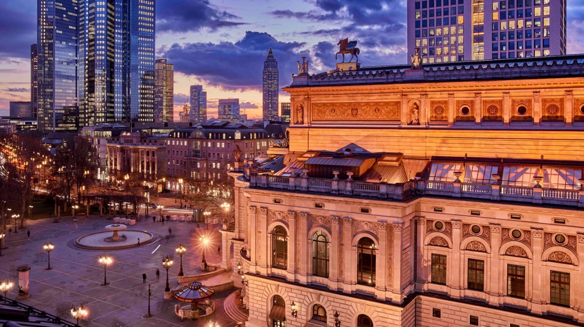 Der Platz vor der Alten Oper ist ein beliebter Treffpunkt – auch nachts.; Foto: Norbert Miguletz