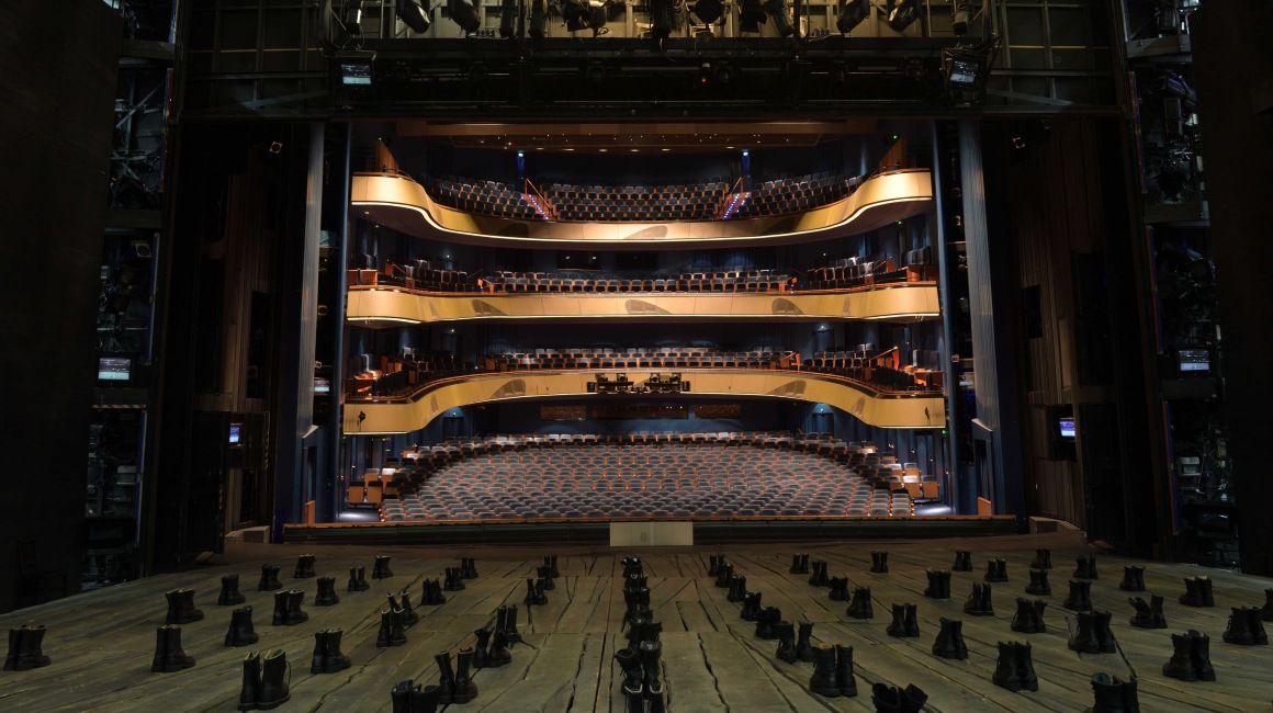 In dem weitläufigen Saal der Oper finden 2400 Gäste in Reihenbestuhlung Platz.; Foto: Barbara Aumüller