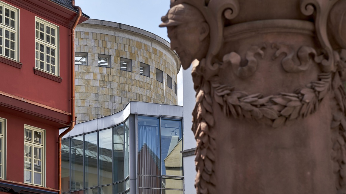 Die Schirn wurde 1986 eröffnet und befindet sich inmitten der rekonstruierten Neuen Altstadt.; Foto: Norbert Miguletz