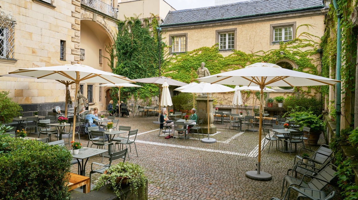 Geheimtipp: Das Café im Garten des Liebieghauses lädt zum Verweilen ein.; Foto: Liebieghaus Skulpturensammlung