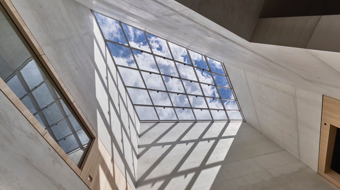 Das lichtdurchflutete Atrium im Lichtbau bildet das Zentrum des neuen Jüdischen Museums; Foto: Jüdisches Museum/Norbert Miguletz
