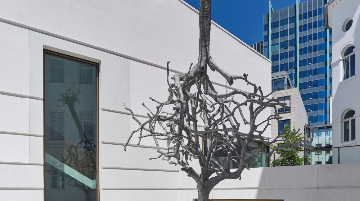 Die Skulptur „Untitled“ von Ariel Schlesinger. Sie zieht ihre Inspiration aus der Geschichte der Frankfurter Juden: dem Gefühl gleichzeitiger Verbundenheit und Entwurzelung.; Foto: Jüdisches Museum Frankfurt