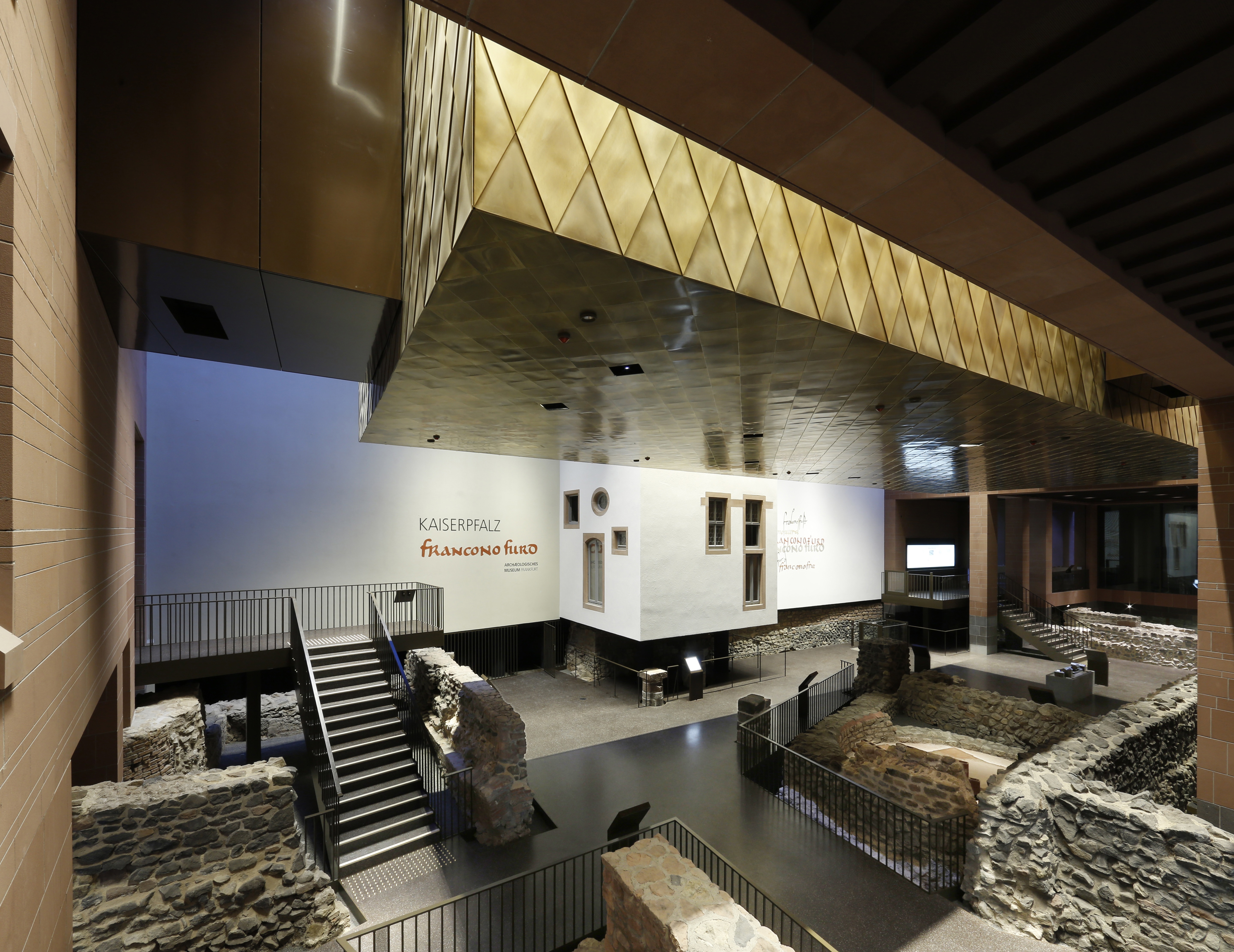 Die Kaiserpfalz zeigt unter anderem ein römisches Bad, die Mauern des karolingischen Königshofes und spätmittelalterliche Keller , Credit: © U.Dettmar/Archäologisches Museum Frankfurt