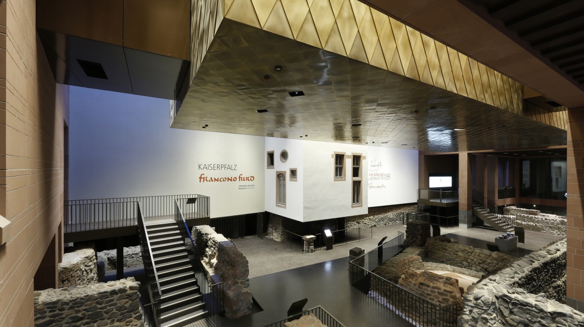 Die Kaiserpfalz zeigt unter anderem ein römisches Bad, die Mauern des karolingischen Königshofes und spätmittelalterliche Keller ; Foto: U.Dettmar/Archäologisches Museum Frankfurt