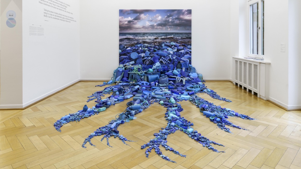 Raumübergreifende Installationen in der Ausstellung „healing – ein Leben im Gleichgewicht“.; Foto: Wolfgang Günzel