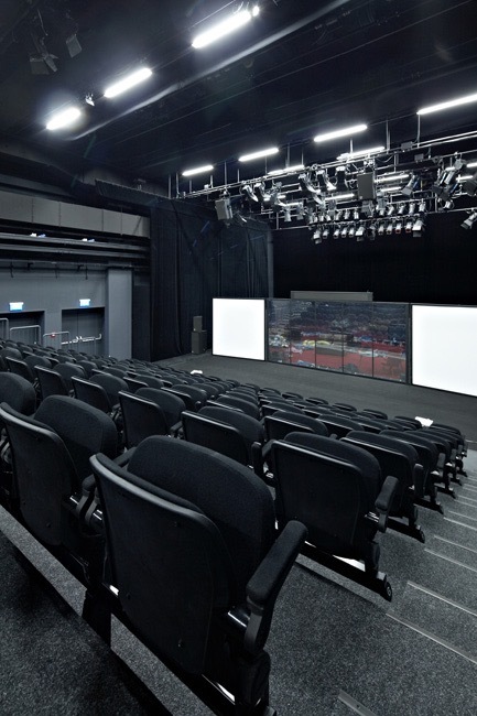 Neben dem Theatersaal gibt es zwei Studiobühnen, Probebühnen und Ateliers, Künstlerwohnungen und eine Bühnenwerkstatt., Credit: © Jörg Baumann