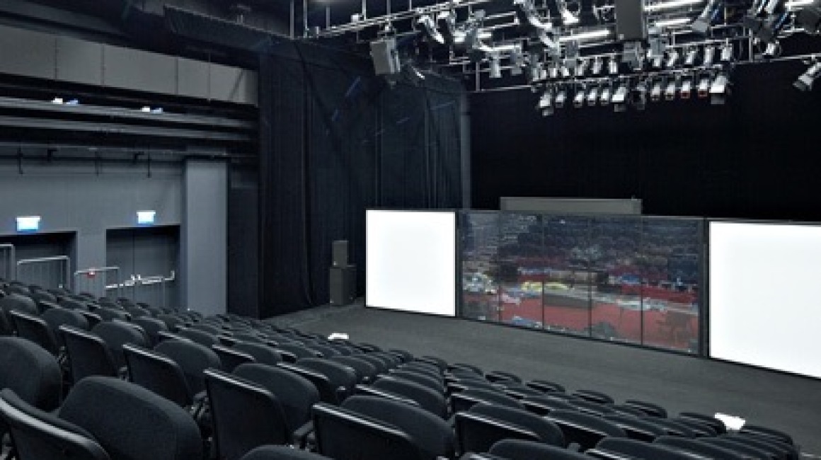Neben dem Theatersaal gibt es zwei Studiobühnen, Probebühnen und Ateliers, Künstlerwohnungen und eine Bühnenwerkstatt.; Foto: Jörg Baumann