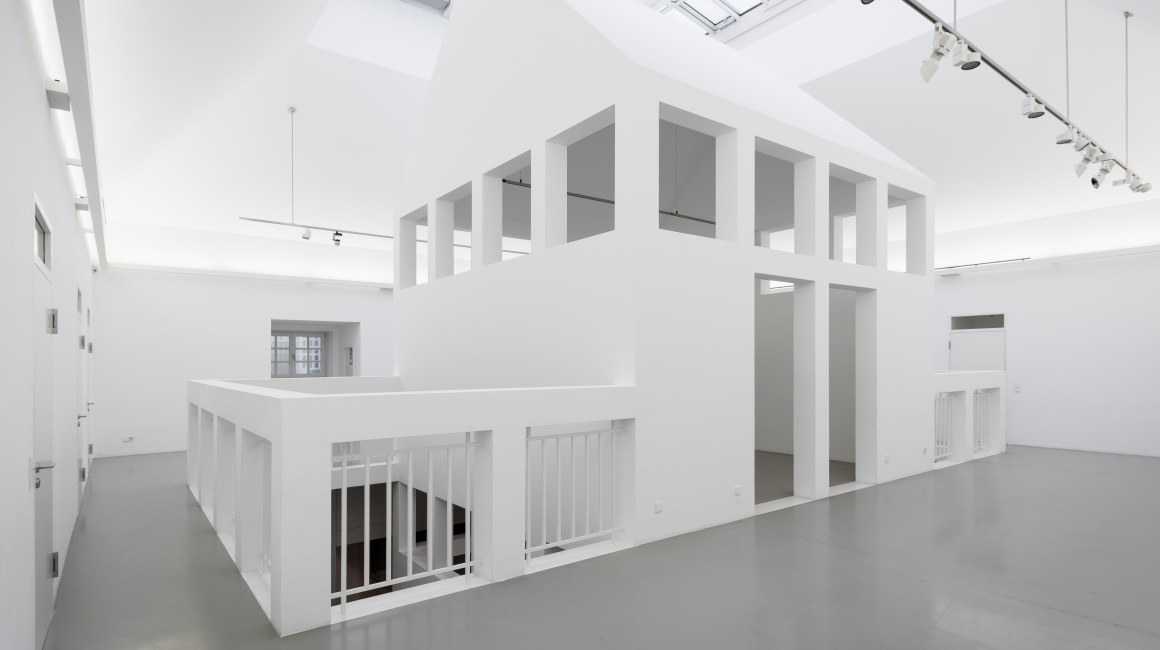 Im Mittelpunkt der weißen Museumsarchitektur von Oswald Mathias Ungers steht das in die Gründerzeitvilla eingestellte Haus-im-Haus.; Foto: Moritz Bernoully