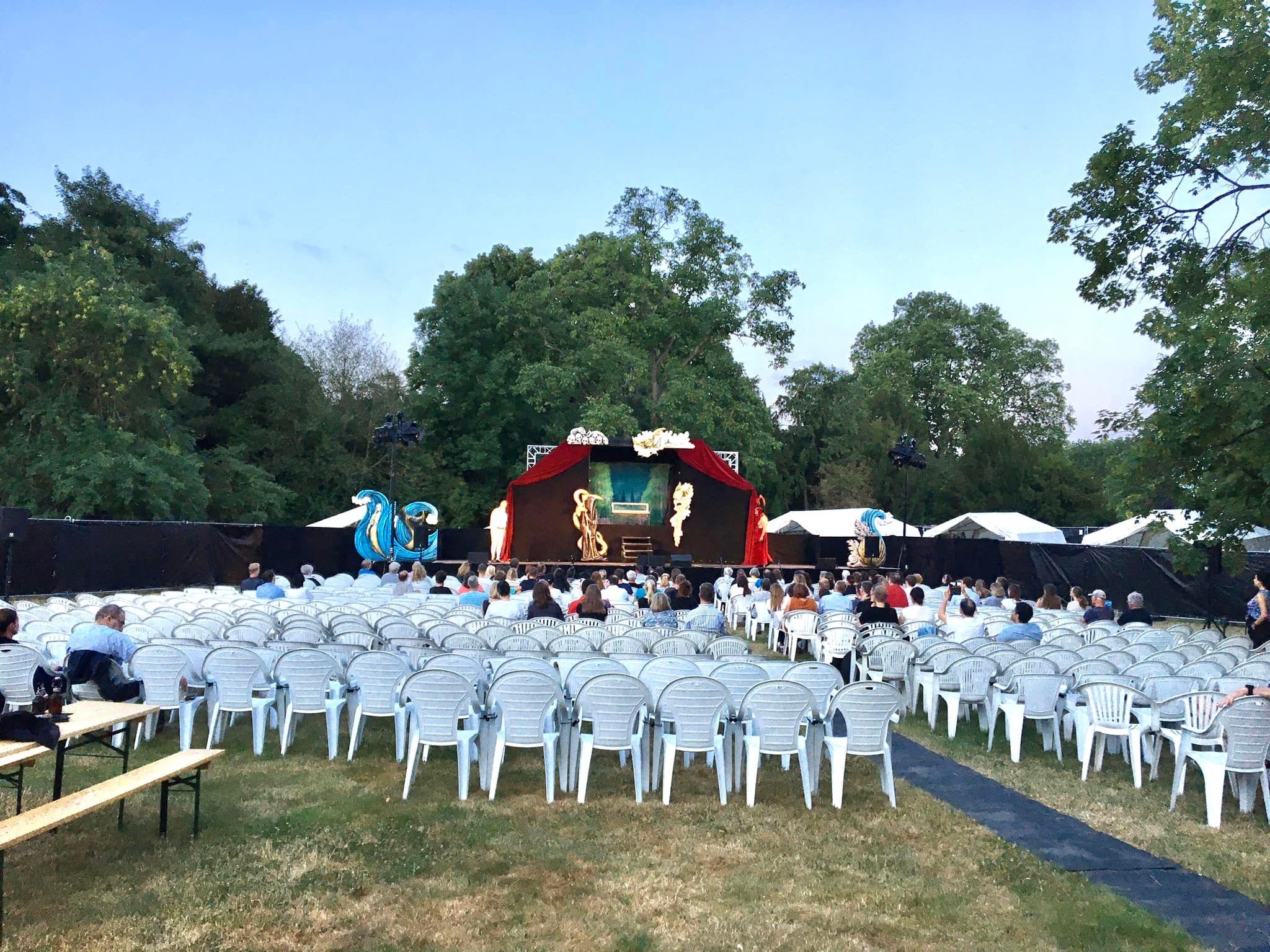 Im Sommer veranstaltet das Theater ein Freilichtfestival im Grüneburgpark, Credit: © Die Dramatische Bühne
