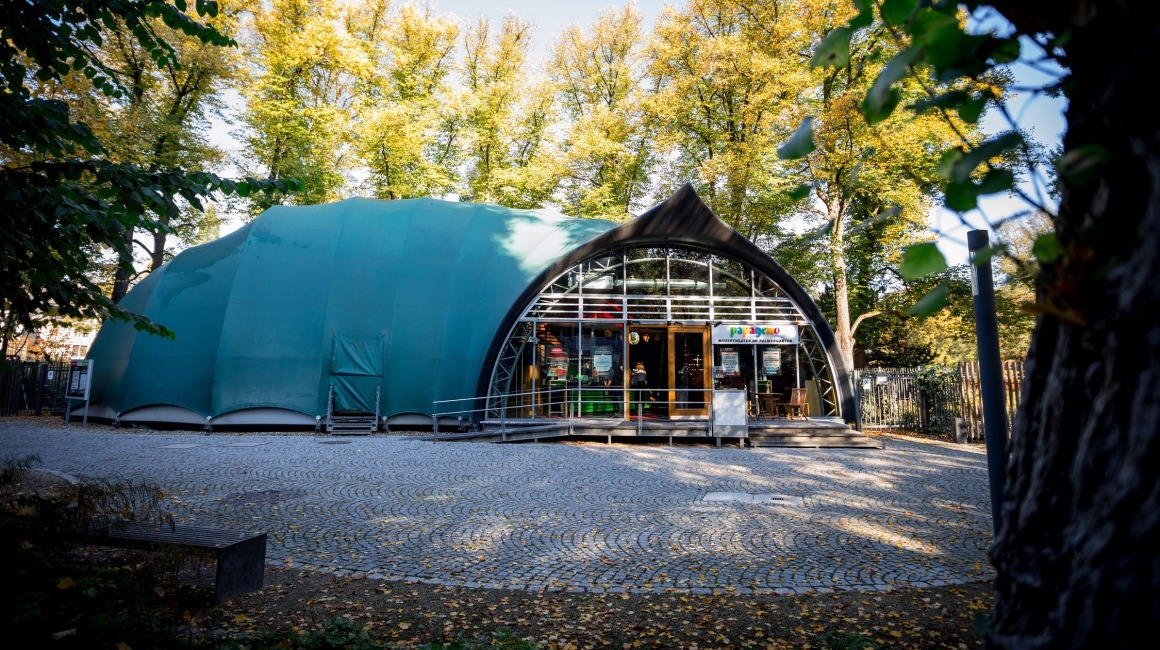 Das Theaterzelt befindet sich im Palmengarten