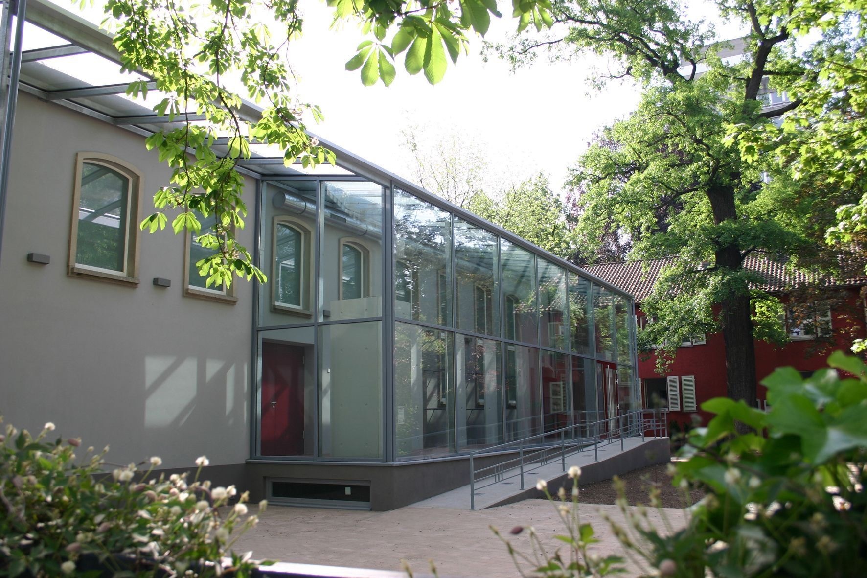 Das Bibelhaus wurde 2003 in einer einstigen reformierten Kirche eingerichtet und befindet sich am Museumsufer., Credit: © Bibelhaus Frankfurt