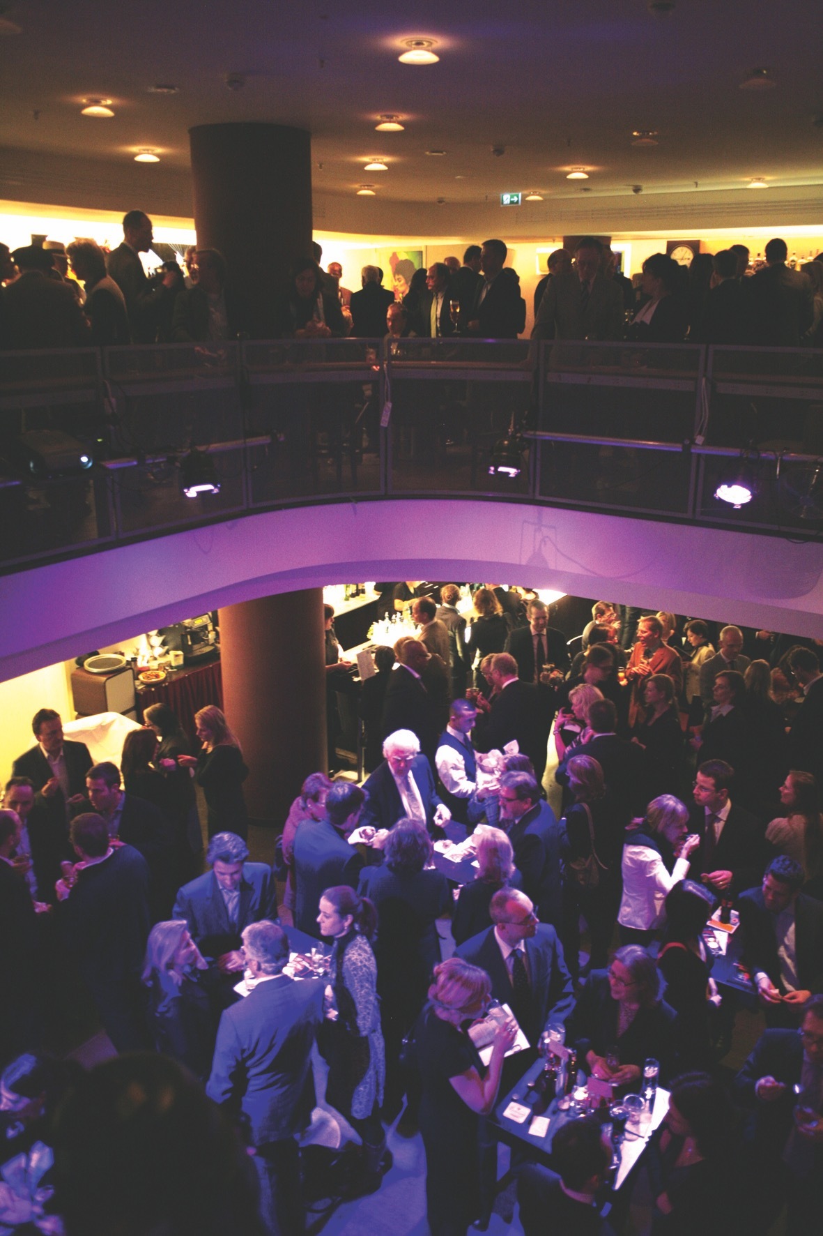 Place to be nach jeder Show: Die James Bar , Credit: © The English Theatre Frankfurt