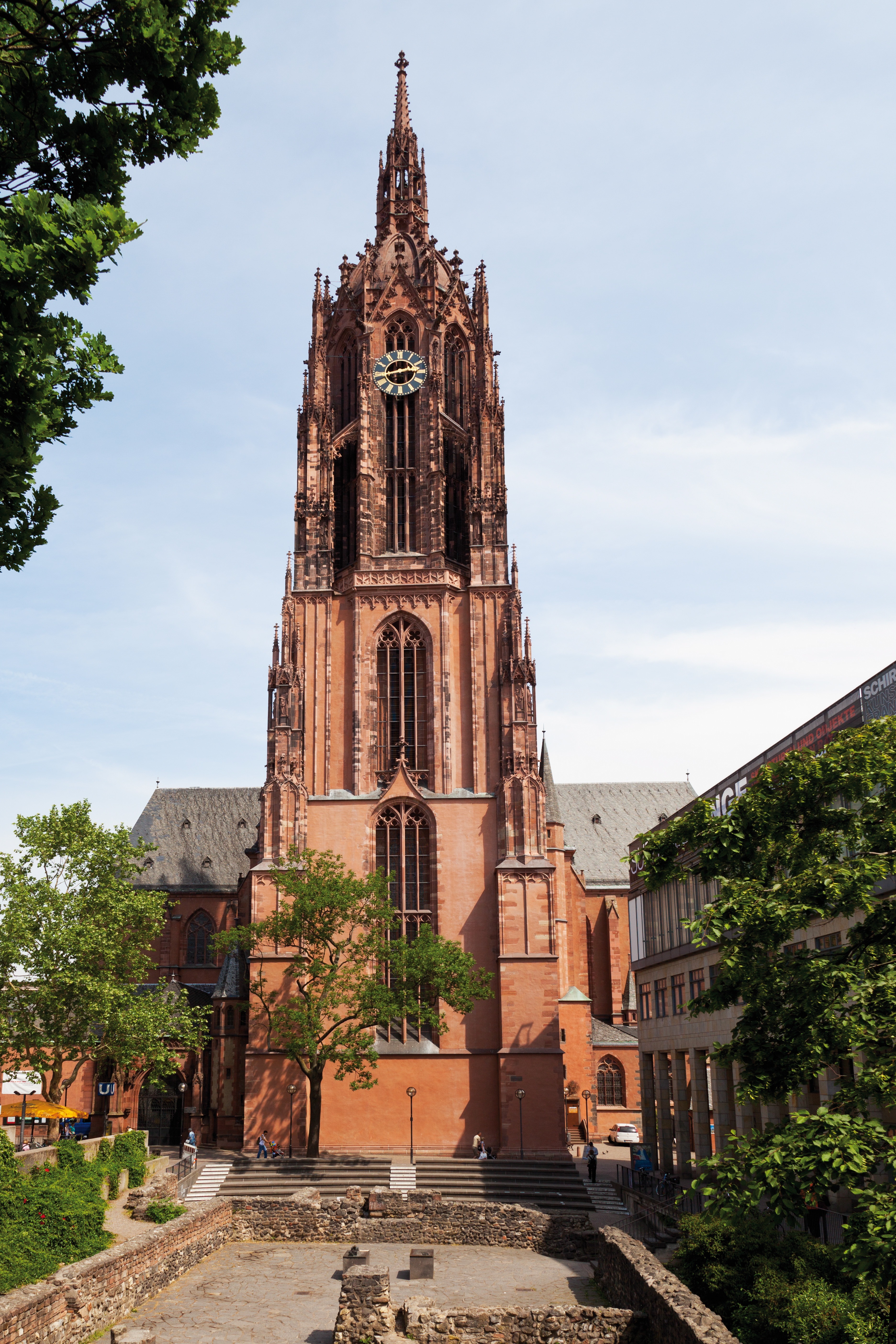 Mit seinem 95 Meter hohen Turm ist Kaiserdom der größte Sakralbau der Stadt, Credit: © AdobeStock/tunedin