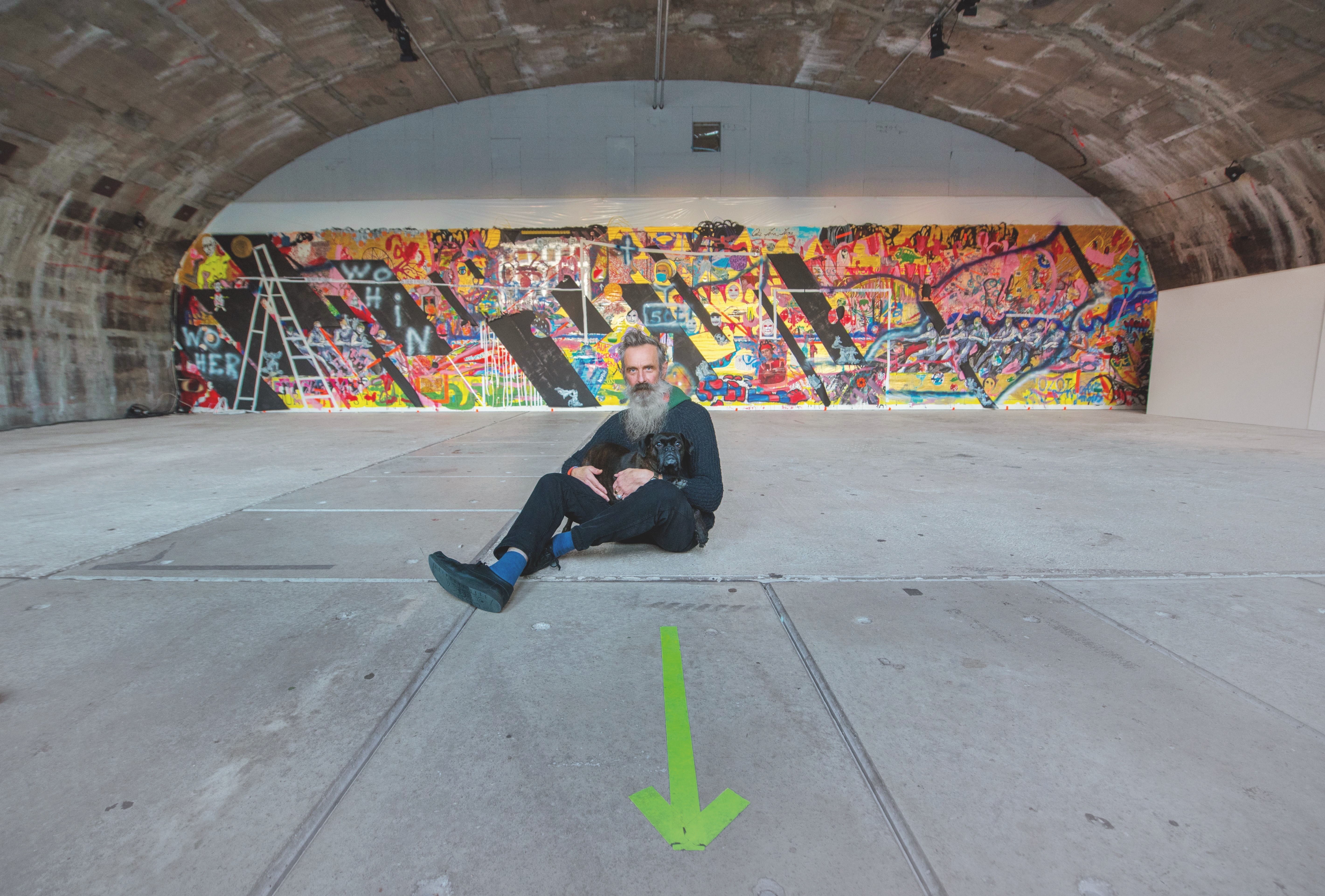 Gründer Mirek Macke ist der kreative Kopf hinter dem Kunstverein und setzt sich gerne selbst in Szene., Credit: © Kunstverein Familie Montez